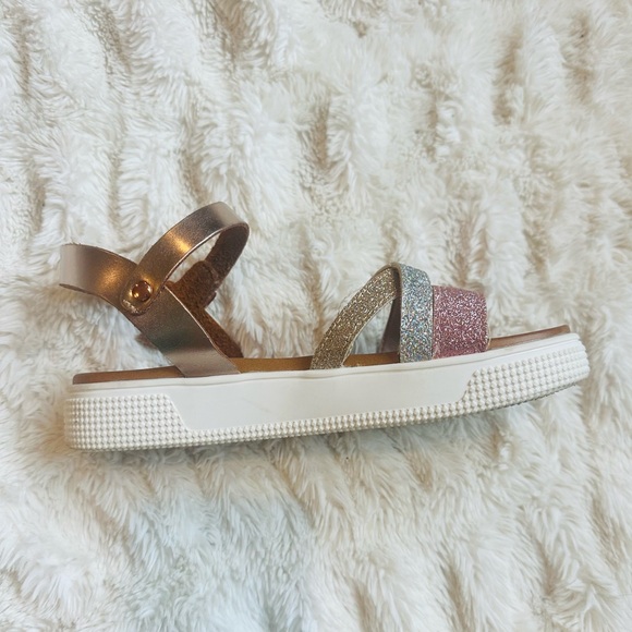 Kids size 3 sandals - Picture 2 of 3